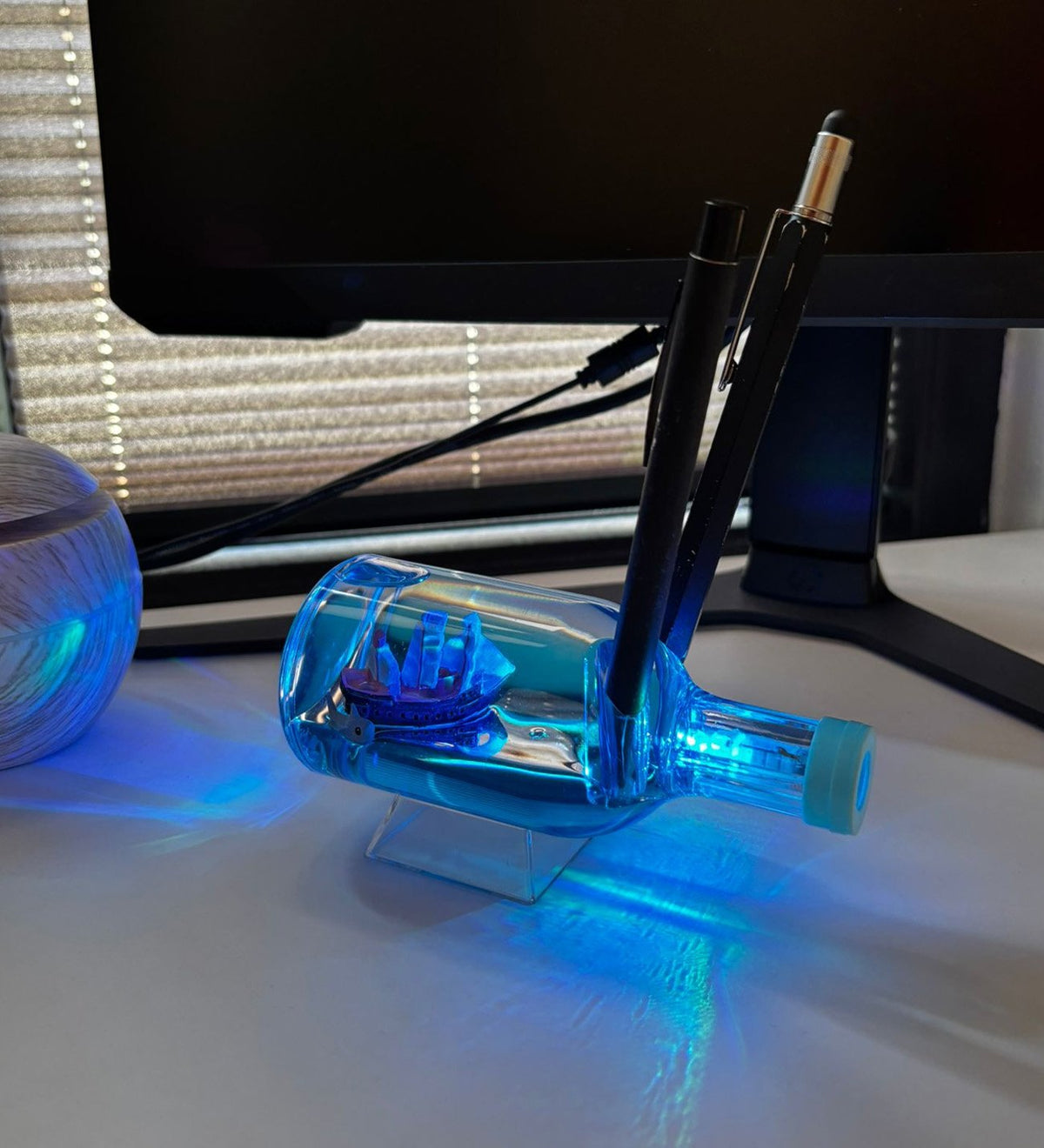 Kişiye Özel Turkuaz Kalem & Turkuaz Touchpen & Batmayan Gemi Şişe Tasarımlı Led Işıklı Masaüstü Kalemlik Hediye Seti, Ofis Hediyesi